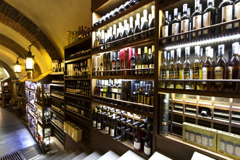 bar-TOURTOUR-min_world_street_travel_shop_canon_georgia_wine_bottles-429767